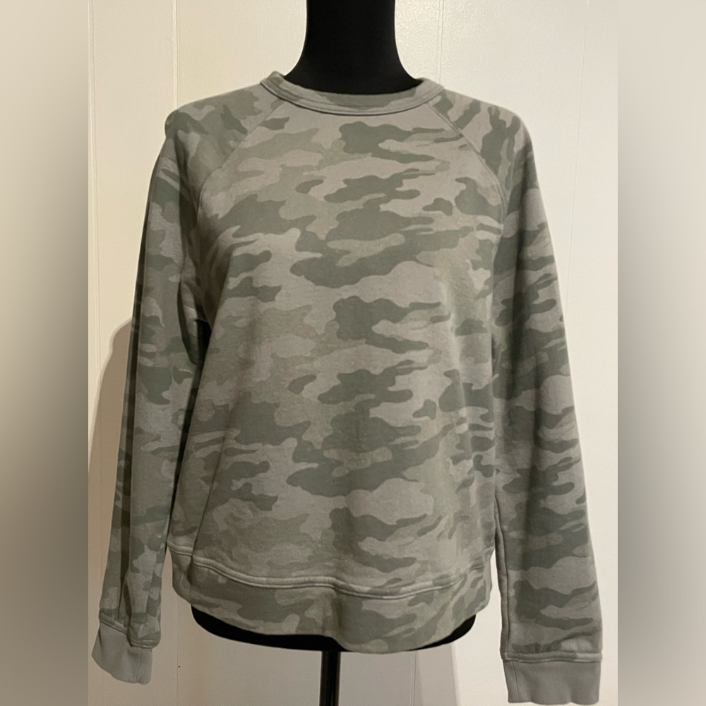 Universal Thread, Womens Green Camo Crewneck Sweatshirt, Medium